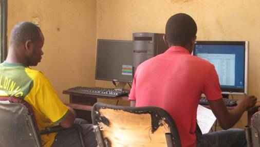 Dans un cybercafé de Bamako, au Mali, les usagers se plaignent d'une connexion trop lente